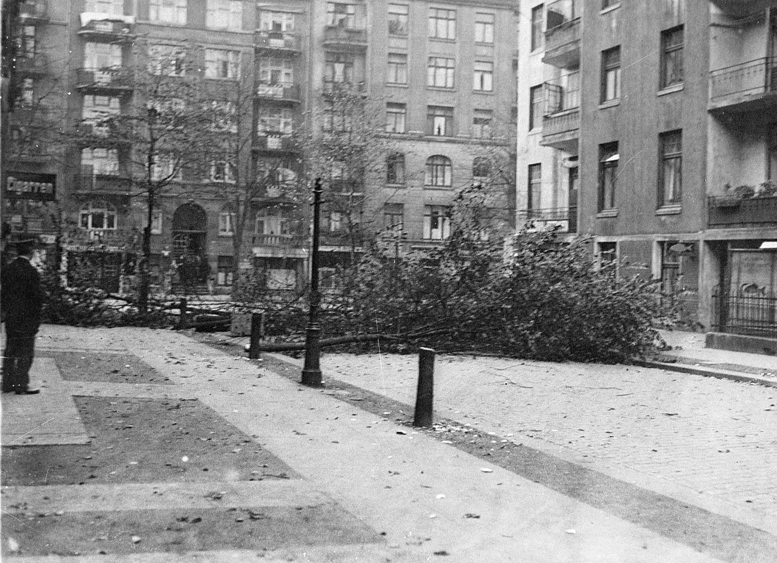 Historisches Foto einer Straßenbarrikade mit gefälltem Baum in einer Wohngegend