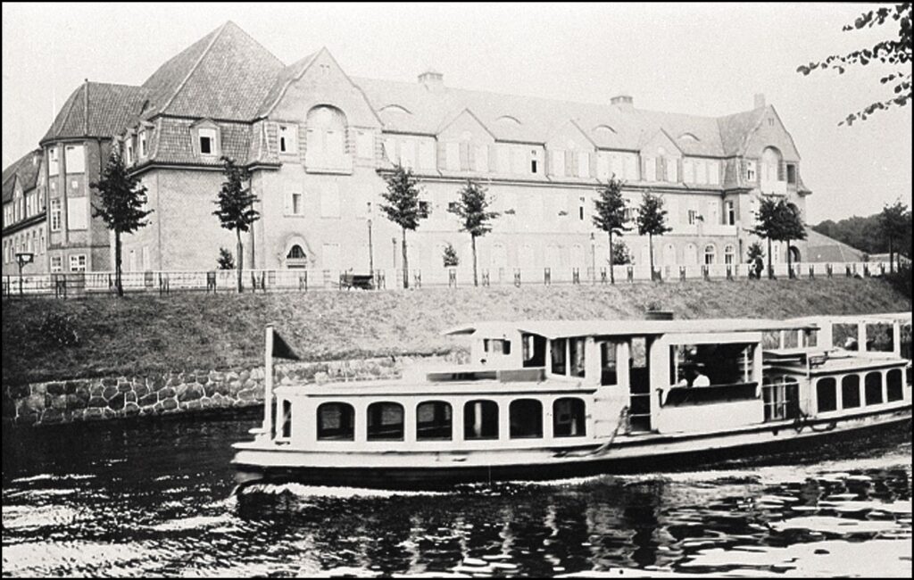 Frauenklinik Finkenau am Ufer, alter Alsterampfer auf dem Wasser im Vordergrund