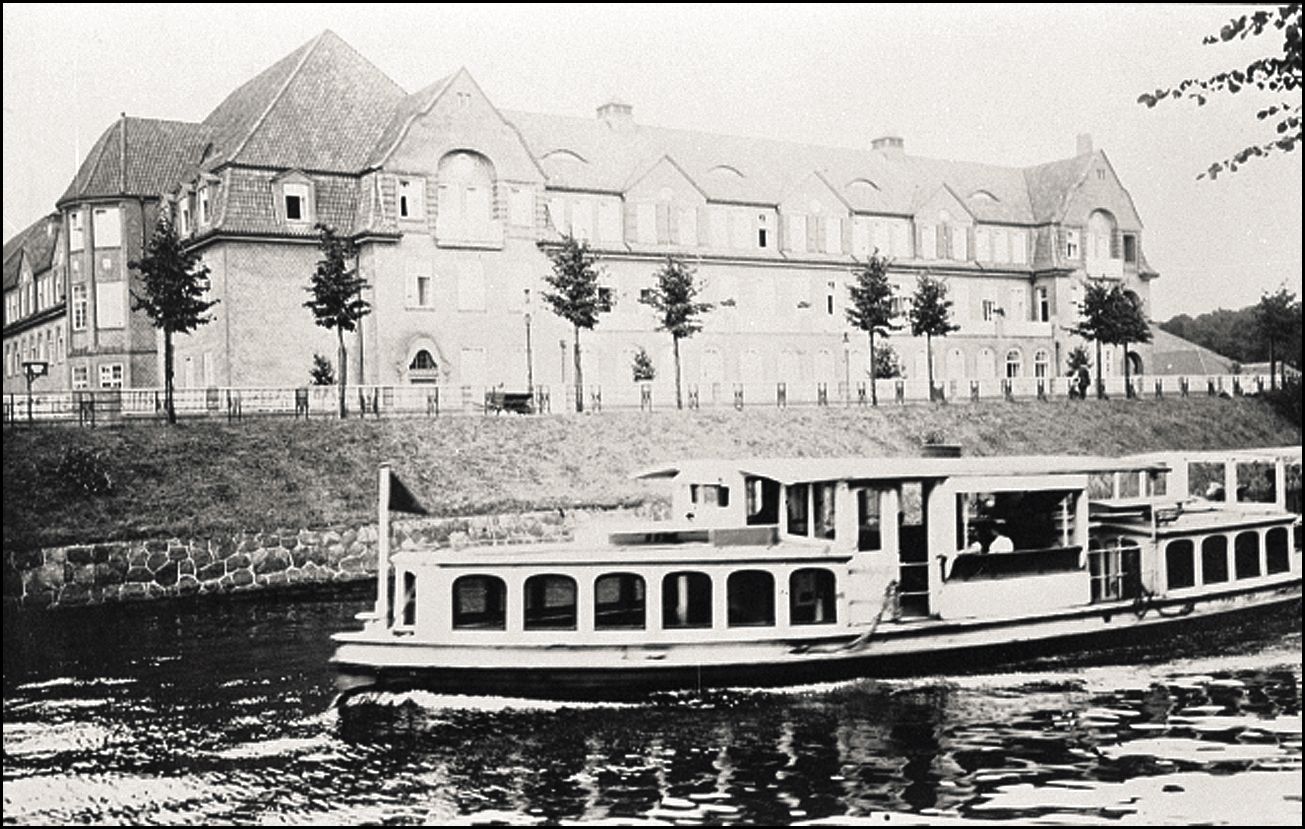 Frauenklinik Finkenau am Ufer, alter Alsterampfer auf dem Wasser im Vordergrund