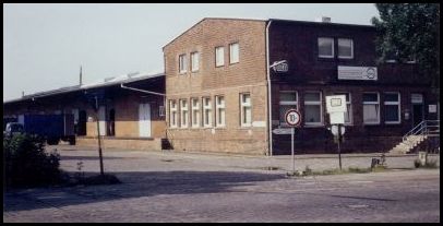 Backsteingebäude mit Laderampen, gepflasterter Vorplatz, ruhig gelegen