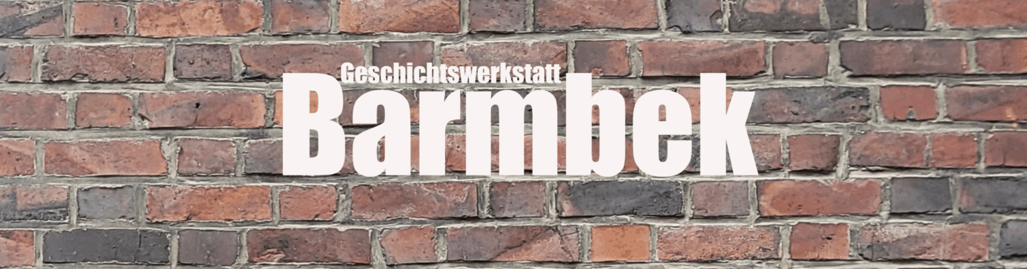 Schriftzug Geschichtswerkstatt Barmbek in weißen Buchstaben vor einer roten Backsteinmauer