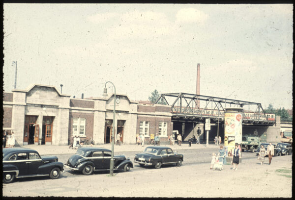 Im Jahre 1958 warteten noch schwarze Taxen am Wiesendamm auf Kundschaft