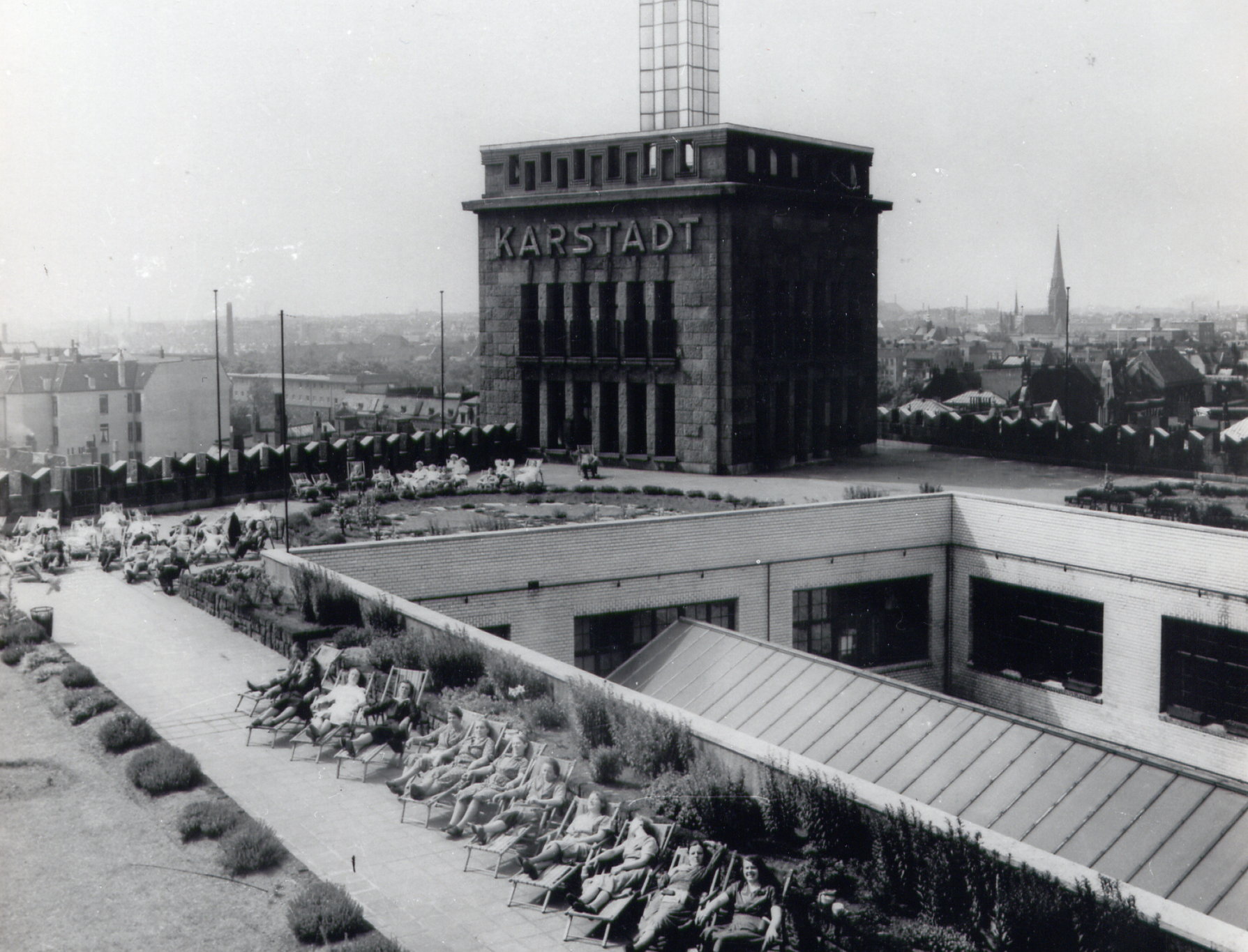 Blick von der Dachterasse des Karstadt-Gebäudes in der Hamburger Straße 1935