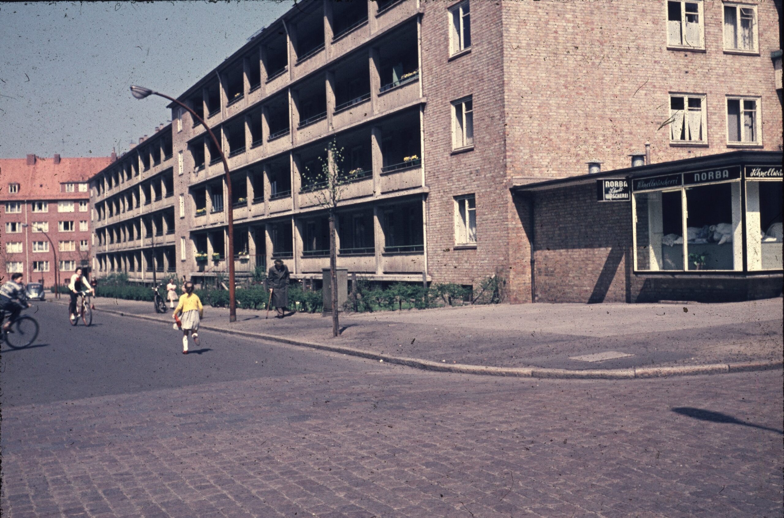 Der Bau des Laubenganghauses im Grögersweg. Er stellte einen deutlichen Kontrast zu der sonst in Barmbek-Nord üblichen Blockrandbebauung dar.
